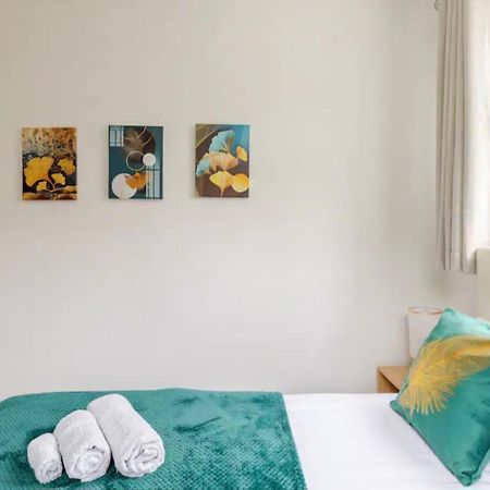 Spacious Two Bedroom Apartment In Battersea, Free Parking London Kültér fotó
