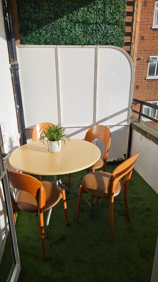 Spacious Two Bedroom Apartment In Battersea, Free Parking London Kültér fotó