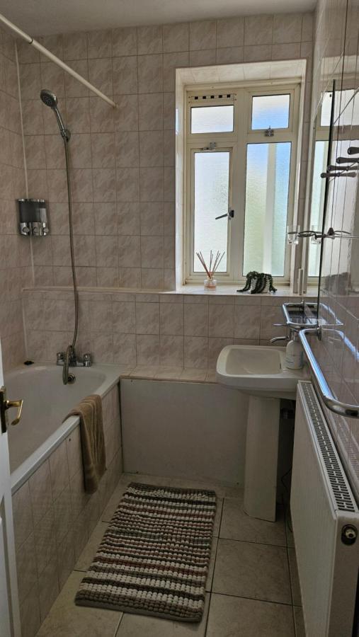 Spacious Two Bedroom Apartment In Battersea, Free Parking London Kültér fotó