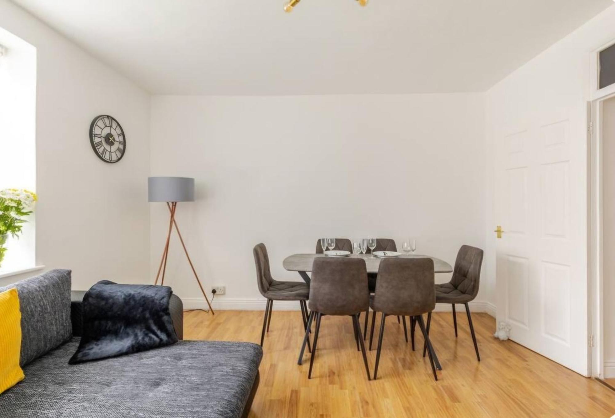 Spacious Two Bedroom Apartment In Battersea, Free Parking London Kültér fotó